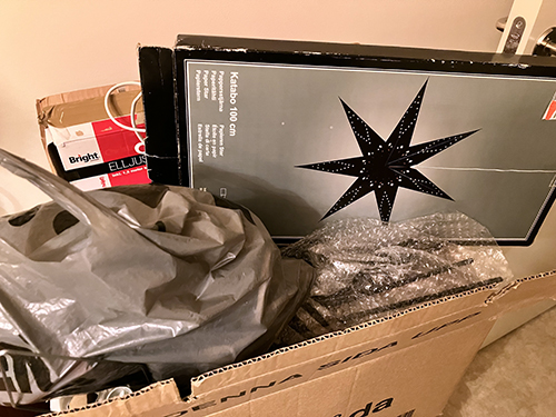 Låda med stjärnor och stakar