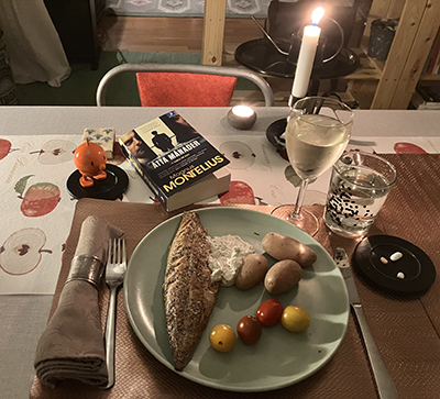 Makrillmiddag med potatis o romsås ett glas vitt Hopptiminsten och Åtta månader