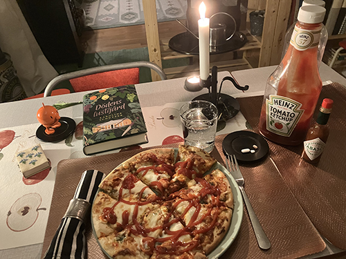 Mozarellapizza med ketchup o tabasco Hopptimisten och Dödens lustgård