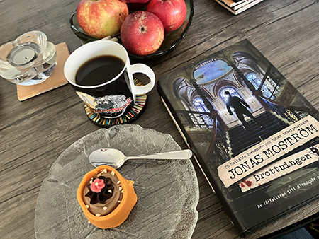 Noisette kaffe boken Drottningen och äpplen