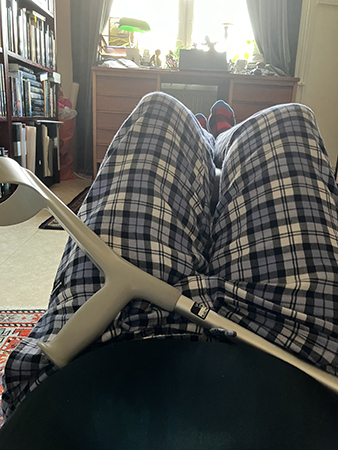 På golvet med benen upp på en pall o krycka