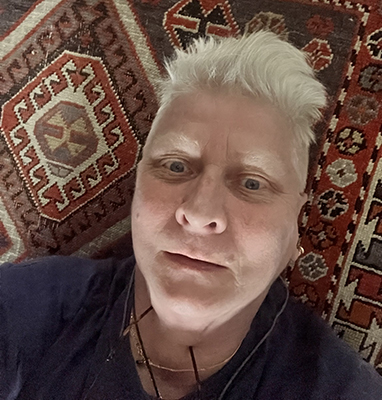 Selfie ligger på kelimmattan