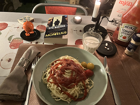 Spaghetti med ketchup o kycklingfärs under Hopptimisten o Åtta månader