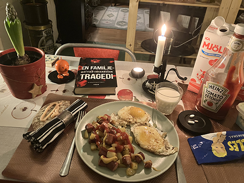 Stekt potatis kycklingkorv och ägg Hopptimisten och En familjetragedi