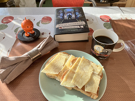 Två rostade mackor kaffe Hopptimisten o Drottningen