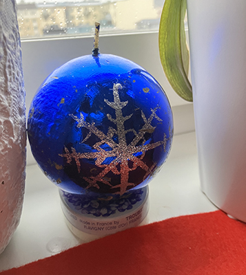 Blått ljus som julkula