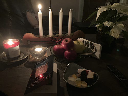 Första advent hästadventsstaken bok godis äpplen