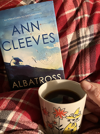 Julaftonsmorgon boken Albatross o kardemummakaffe på sängen