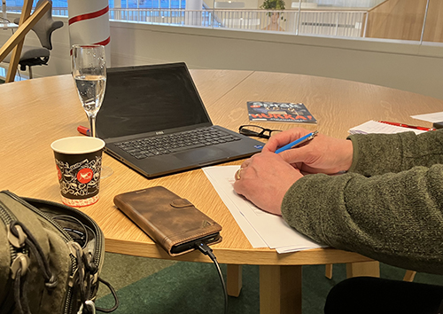 Lars med ett glas bubbel vid datorn