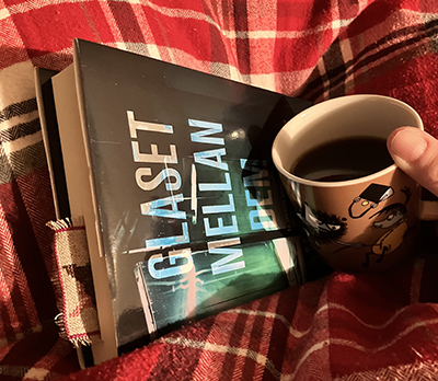 Läsning av Glaset mellan dem cirka 100 sid kvar o kaffe på sängen