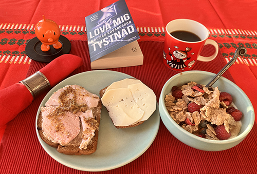 Måndagsfrukost i rött med Hopptimisten Lilla My och Lova mig tystnad