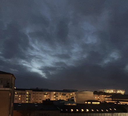 Mörka decembermorgonmoln