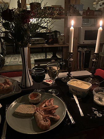 Nyårsmiddag 1 paté havskräfta räkor laxcheesecake med rosbukett och tända ljus