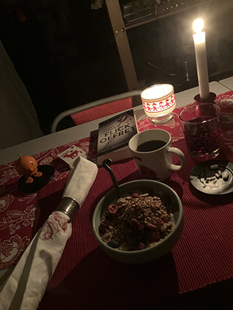 Onsdagsfrukost med Hopptimisten Flickoffret o tända ljus