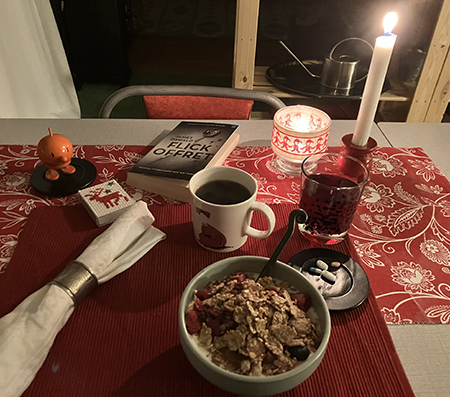Tisdagsfrukost med tända ljus och tom stol