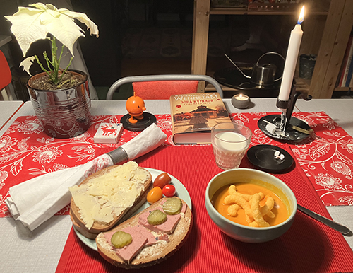 Tomatsoppa med ostbågar o mackor Tomatsoppa med ostbågar o mackor