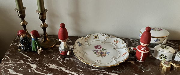 Tomtar i keramik och trä i sovrummet