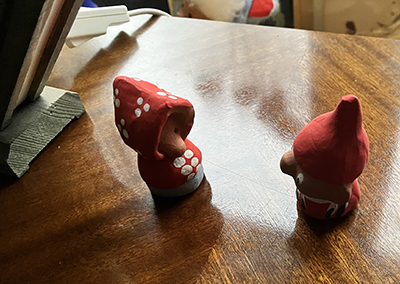 Två små keramiktomtar på farmors sekretär