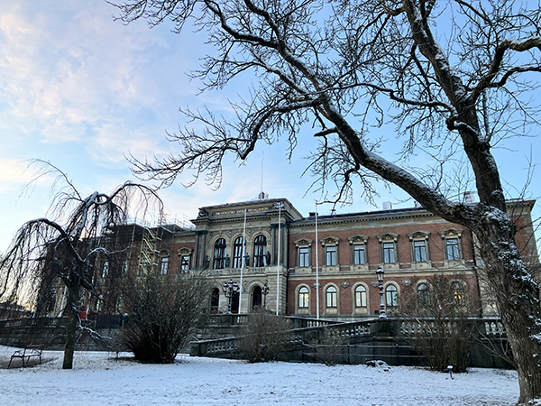 Universitetshuset exteriör med snö december 2024
