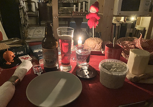 Uppdukat för provsmakning av griljerad kalkon gräddost och Korgtassens gubbröra