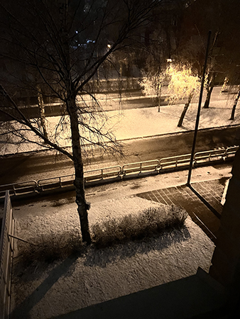 Avspärrningar och snö ute fotat från sovrumsfönstret