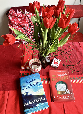 Böckerna Albatross och The Mistletoe Mystery röda tulpaner