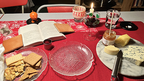 Bokuppslag Hopptimisten vin kex ost marmelad