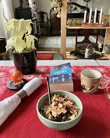 Filfrukost med hängig vit julstjärna Hopptimisten och Irène Filfrukost med hängig vit julstjärna Hopptimisten och Irène