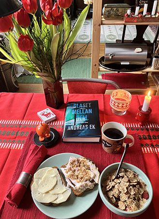 Filfrukost med min trägubbe tulpaner o Glaset mellan dem