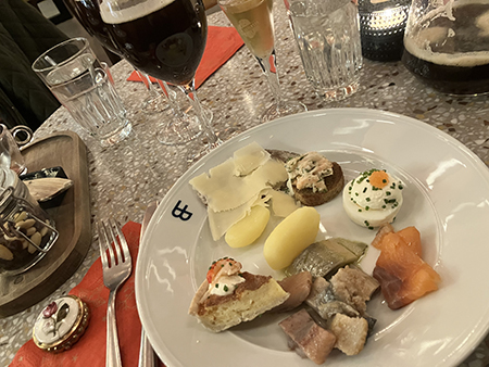 Första svängen kall mat mumma o Bäska droppar julbord Frans