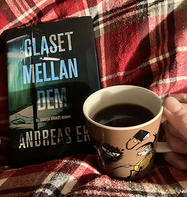 Glaset mellan dem o kaffe på sängen