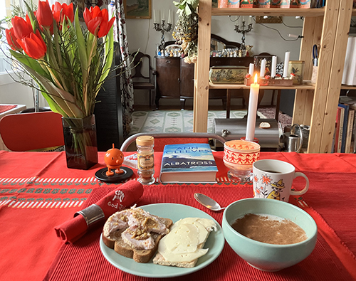 Juldagsfrukost risgrynsgröt mackor Hopptimisten Albatross röda tulpaner