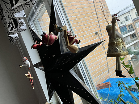 Julfigurerna sex stycken i köksfönstret