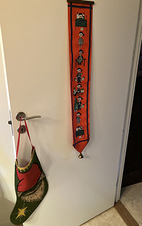 Julstrumpa och julbonad på sovrumsdörren Julstrumpa och julbonad på sovrumsdörren