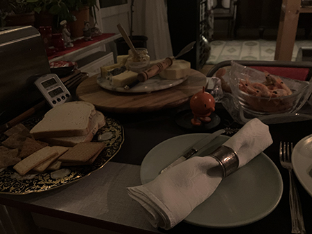 Nyårsmiddag 2 Kex o bröd ostar räkor linneservett Hopptimisten