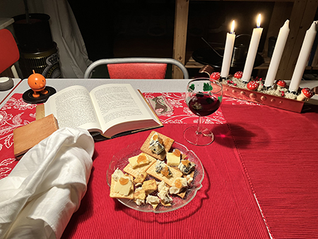 Ostassiett andra advent med uppslagen bok