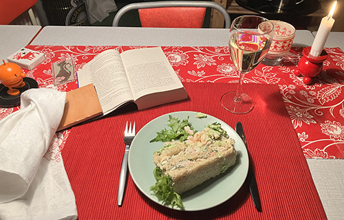 Smörgåstårtbit uppslagen bok Hopptimisten ett glas riesling