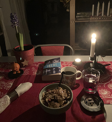 Torsdagsfrukost mörk och kall decembermorgon i köket