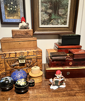 Garntomte och läsande tomteuggla på arkivskåpet i hallen