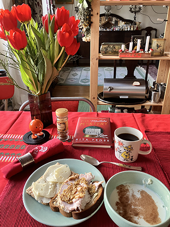 Grötfrukost på annandagen med röda tulpaner Hopptiminsten o The Mistletoe Mystery