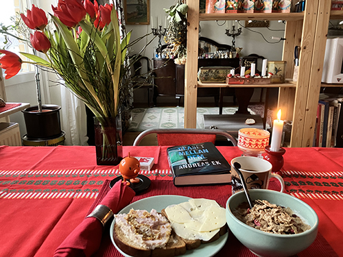Lördagsfrukost med röda tulpaner Hopptimisten Glaset mellan dem Lördagsfrukost med röda tulpaner Hopptimisten Glaset mellan dem