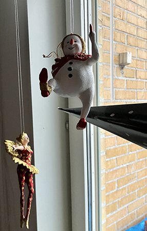 Närbild på julfén o snögubben