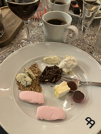 Ost och kex godis från dessertbordet julbord Frans