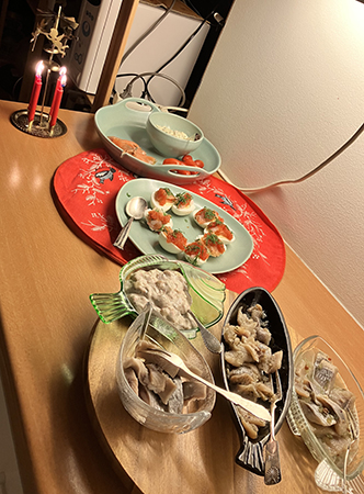 Sillbordet med fyra sorters sill ägghalvor lax gubbröra änglaspel