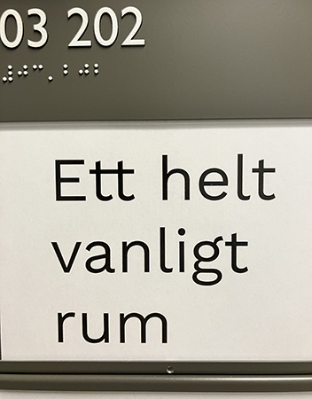 Skylt på jobbet Ett helt vanligt rum