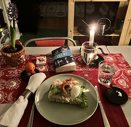 Smörgåstårta ett glas vitt Hopptimisten Irène och tänt ljus