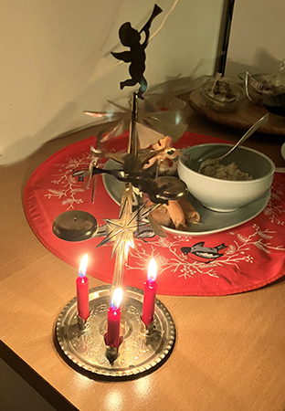 Änglaspel med röda ljus