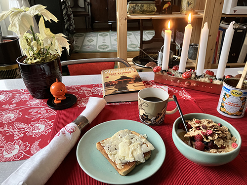 Frukost andra advent med lååång servett och risig vit julstjärna