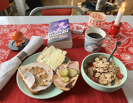 Lördagsfrukost som paus under städningen