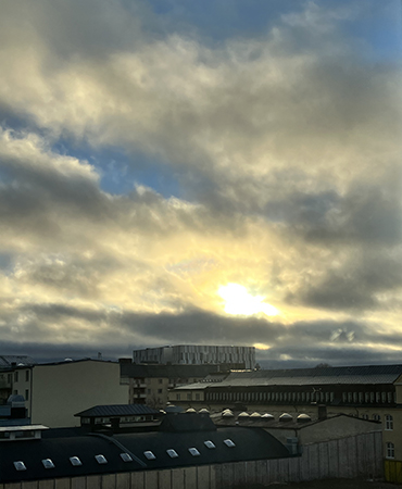 Solen försökte tränga igenom molnen på annandagen Solen försökte tränga igenom molnen på annandagen